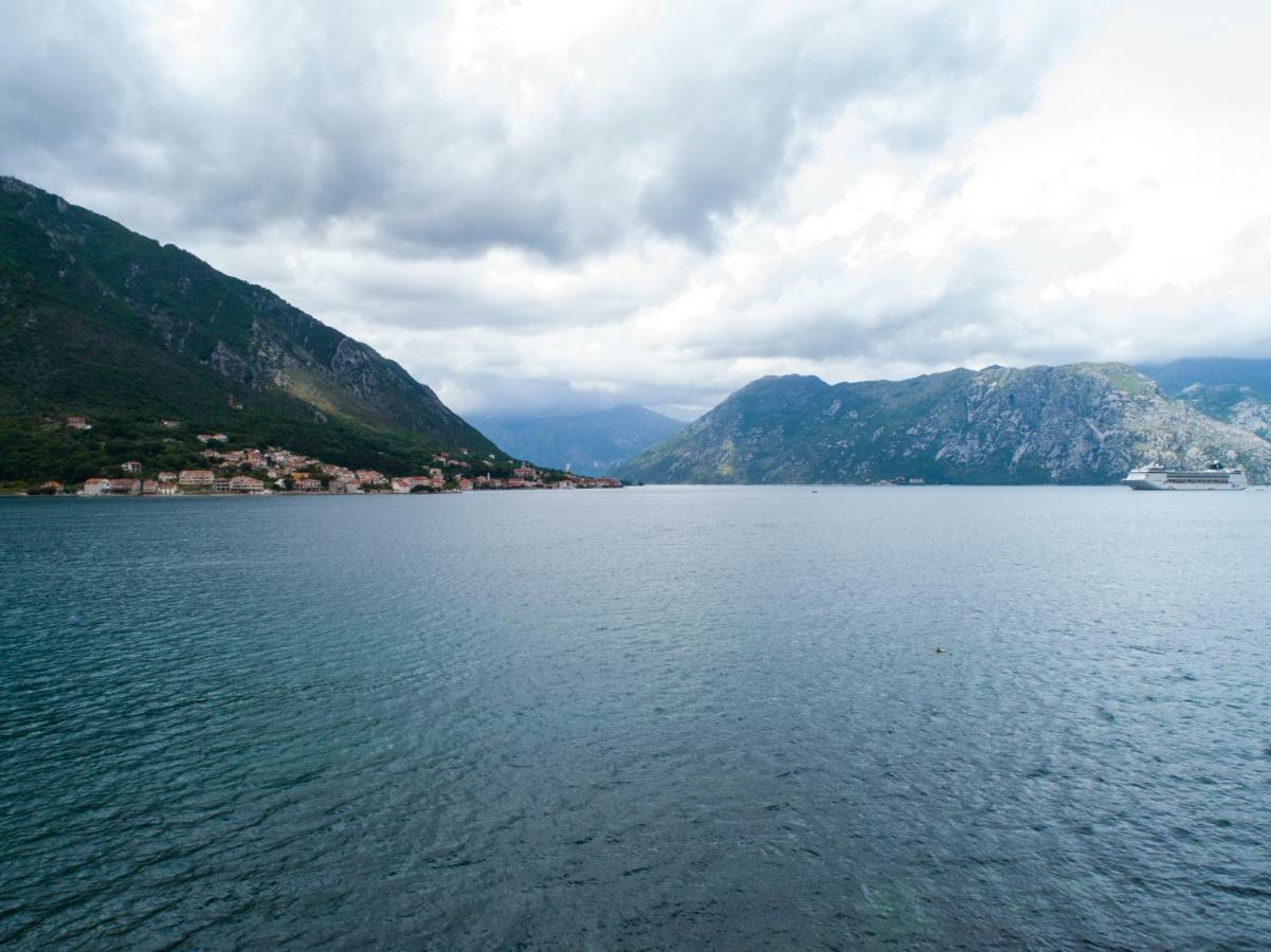 Apartments Beachfront Kotor Eksteriør bilde