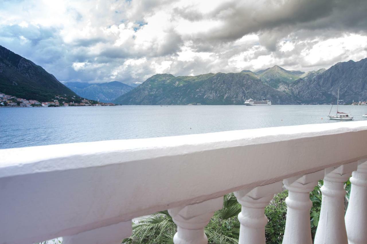 Apartments Beachfront Kotor Eksteriør bilde